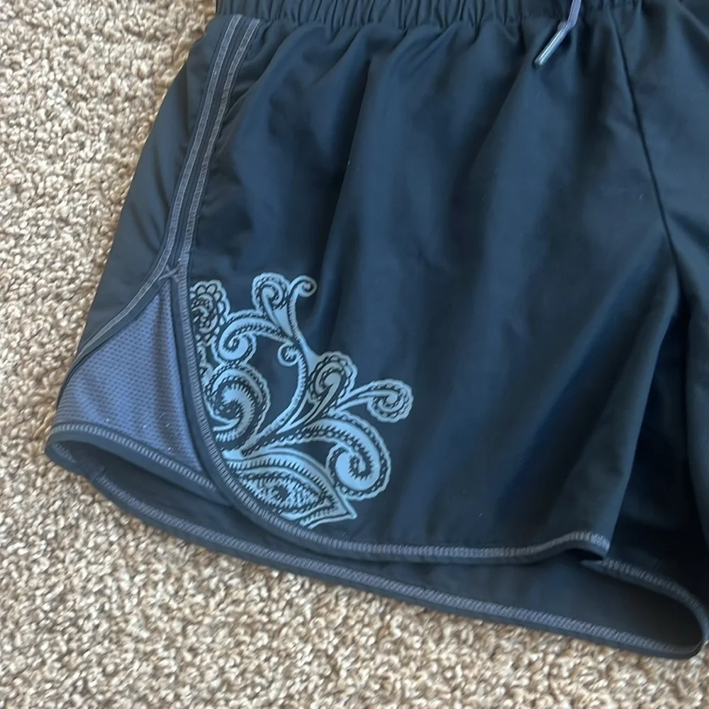 Athleta Paisley Print Black Running Shorts Size Small